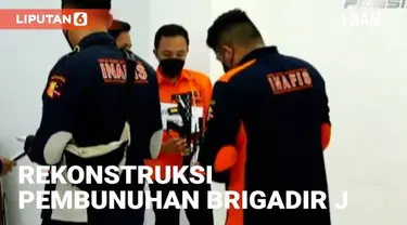 Rekonstruksi kasus pembunuhan Brigadir J digelar di rumah Ferdy Sambo hari Selasa (30/8). Ada 35 adegan, diantaranya adegan istri Ferdy Sambo berbaring dan penyerahan senjata api.