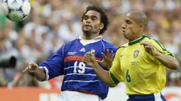 Roberto Carlos. Eks bek kiri yang kini berusia 49 tahun dan telah pensiun pada Januari 2016 bersama Delhi Dynamos ini juga tercatat sebagai pengoleksi caps terbanyak keempat bersama Timnas Brasil dalam ajang Piala Dunia, bersanding dengan Lucio. Ia total bermain 17 laga dalam 3 edisi Piala Dunia mulai 1998 hingga 2006 dengan torehan 1 gol. Satu trofi juara berhasil diraihnya pada edisi 2002. (AFP/Omar Torres)