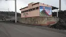Mural bertuliskan "Selamat Datang di Gunung Berapi Pacaya" terlihat di pintu masuk utama taman nasional saat terjadi letusan gunung berapi Pacaya di San Francisco De Sales, Guatemala, Selasa (23/3/2021). Sejak awal Februari lalu, aktivitas gunung ini dilaporkan terus aktif (AP Photo/Moises Castillo)