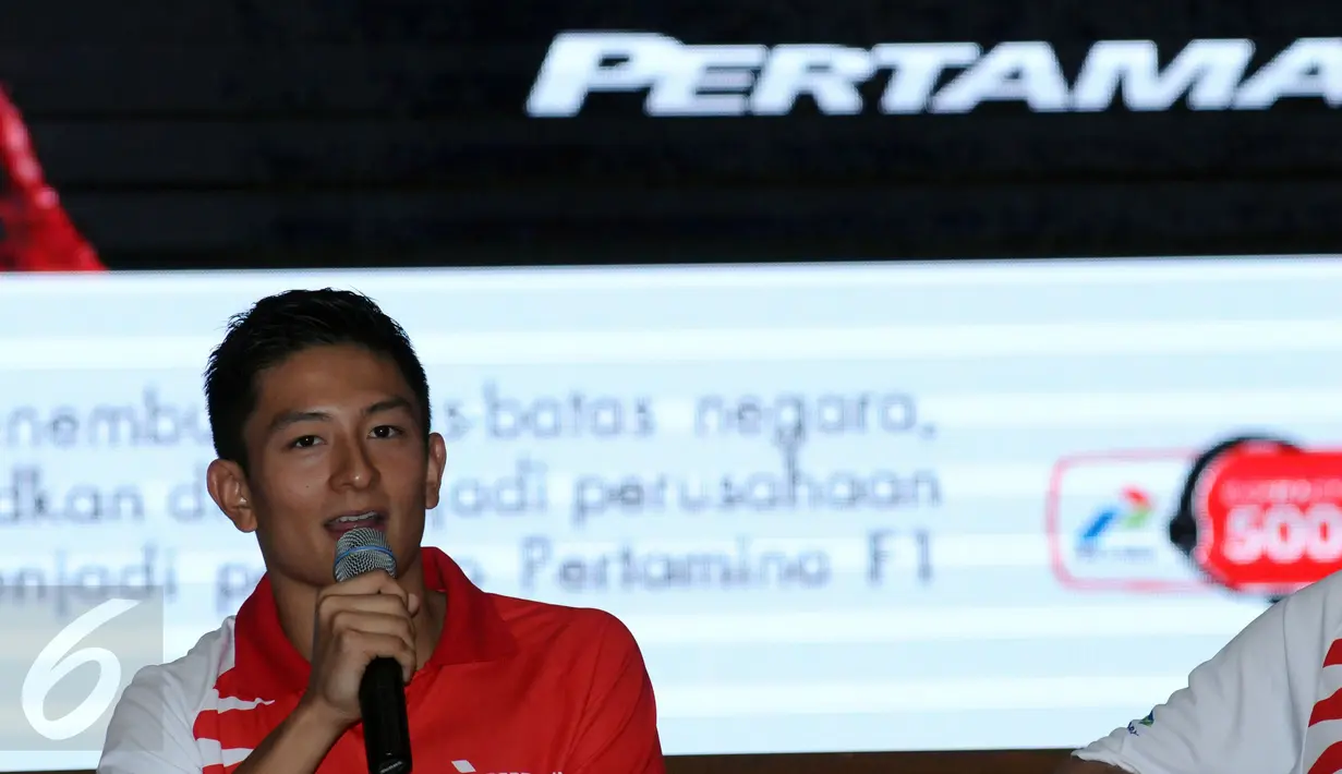 Rio Haryanto menjawab pertanyaan wartawan usai dipastikan bergabung dengan tim Manor Racing F1 di Jakarta, Kamis (18/2/2016). Rio bergabung dengan Manor Racing dan akan mengikuti balapan Formula 1 selama semusim penuh. (Liputan6.com/Helmi Fithriansyah)
