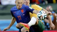 Bek kiri Timnas Australia, Jason Davidson mencoba menahan pergerakan winger Belanda, Arjen Robben dalam laga fase grup Piala Dunia 2014 (Instagram/jasondavidson91)