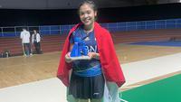 Gregoria Mariska Tunjung dengan trofi perdananya di ajang BWF World Tour. Gregoria meraih juara Spain Masters 2023. (PBSI)