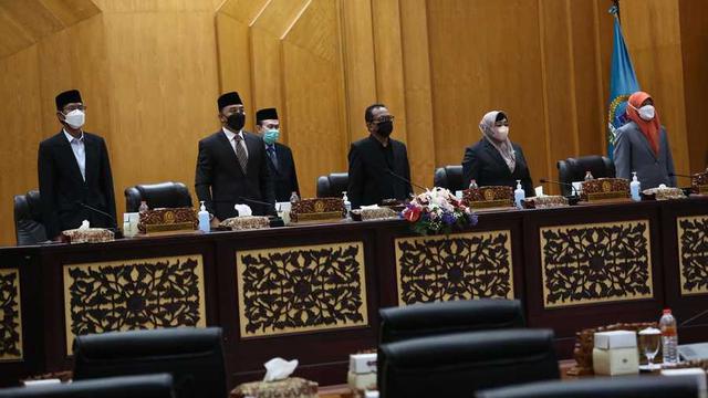 Pimpinan DPRD Surabaya saat sidang. (surabaya.go.id)