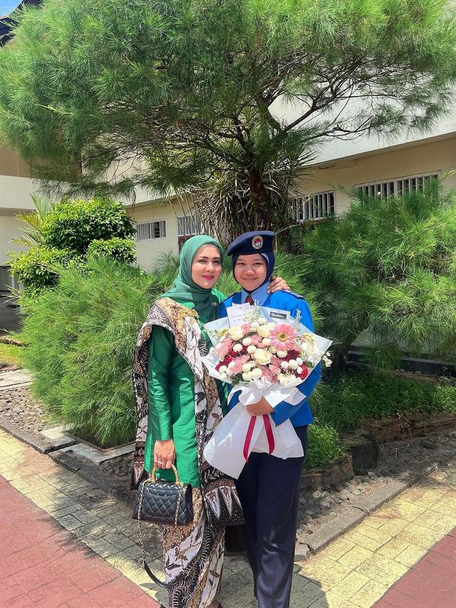 Juliana Moechtar dan Keluarga