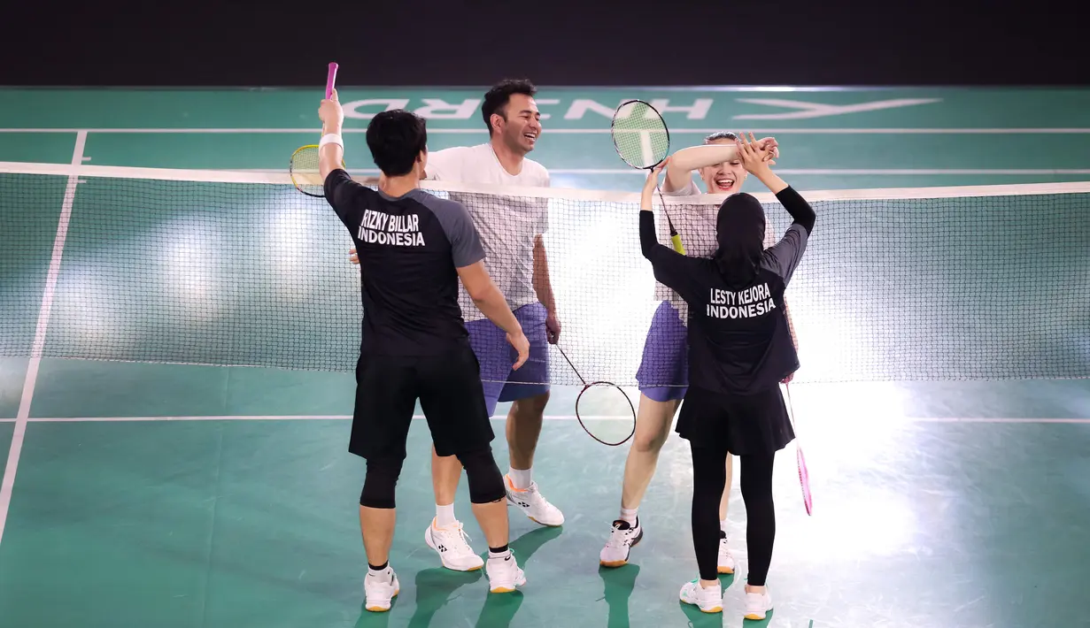 Pasangan selebritas Raffi Ahmad/Nagita Slavina dan Rizky Billar/Lesti Kejora saling berpelukan setelah laga bulu tangkis ganda campuran Turnamen Olahraga Selebriti Indonesia (TOSI) di GOR UNJ, Jakarta, Minggu (16/07/2023). Raffi dan Gigi kalah dua set langsung dari Rizky Billar dan Lesti dengan skor 12-21, 10-21.(Bola.com/Bagaskara Lazuardi)