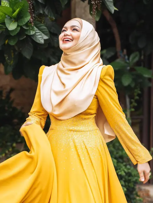 Kabar bagia datang dari penyanyi cantik Siti Nurhaliza. Ia mengumumkan lewat unggahan di akun Instagramnya tengah hamil, mengandung anak kedua. Di usia 41 tahun, Siti bersyukur masih dipercaya memiliki momongan lagi. (Instagram/ctdk)