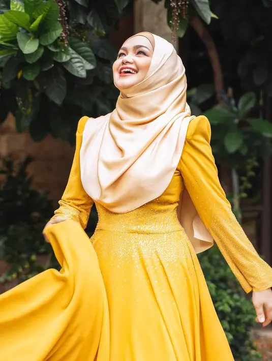 Kabar bagia datang dari penyanyi cantik Siti Nurhaliza. Ia mengumumkan lewat unggahan di akun Instagramnya tengah hamil, mengandung anak kedua. Di usia 41 tahun, Siti bersyukur masih dipercaya memiliki momongan lagi. (Instagram/ctdk)