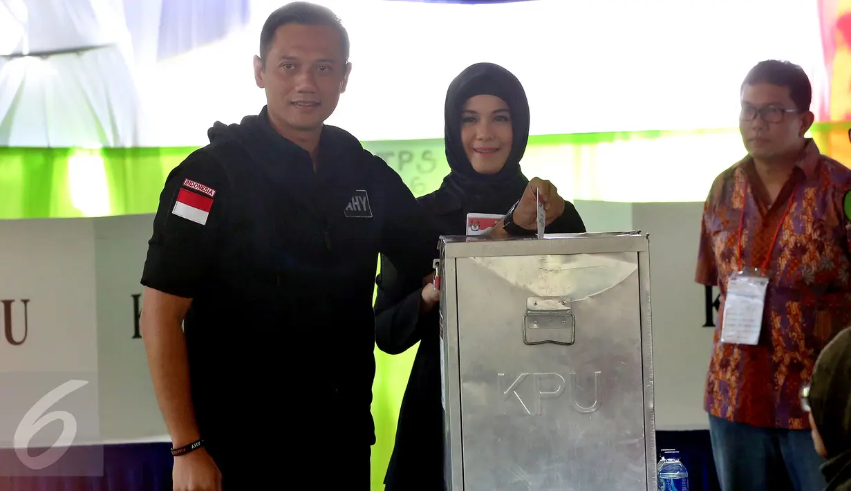 Calon Gubernur DKI Jakarta Agus Harimurti Yudhoyono ditemani istri, Annisa Pohan memasukkan surat suara ke dalam kotak suara usai melakukan pencoblosan Pilkada DKI Jakarta di TPS 06, Rawa Barat, Jakarta, Rabu (15/2). (Liputan6.com/Johan Tallo)