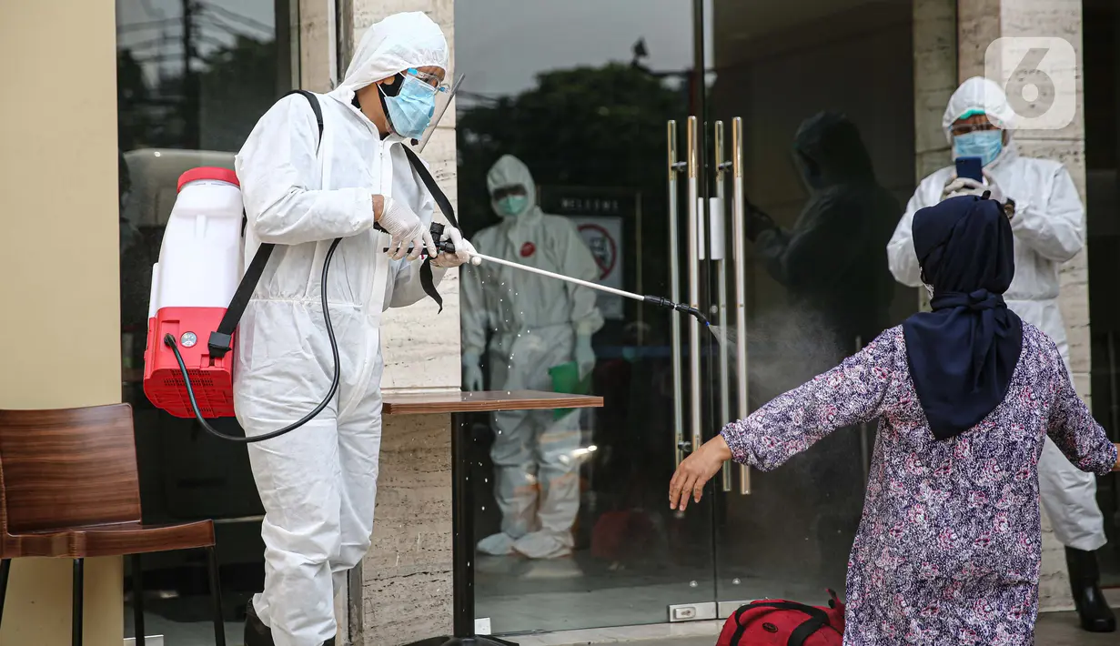 Pasien tanpa gejala Covid-19 disemprot disinfektan saat tiba di Hotel U Stay Mangga Besar, Sawah Besar, Jakarta, Senin (28/9/2020). Saat ini sudah ada 30 hotel bintang dua dan tiga yang disiapkan menjadi tempat isolasi pasien Covid-19 tanpa gejala. (Liputan6.com/Faizal Fanani)