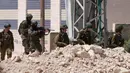 Bersenjata lengkap, militer Israel mencegah warga Palestina kembali ke rumah mereka. (Jaafar ASHTIYEH/AFP)