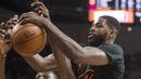 Pemain Cleveland Cavaliers, Tristan Thompson (kanan), berebut bola dengan pemain Atlanta Hawks, Dwight Howard, pada laga NBA musim reguler 2016-2017 di Quicken Loans Arena, Rabu (9/11/2016) WIB. (AP Photo/Phil Long)