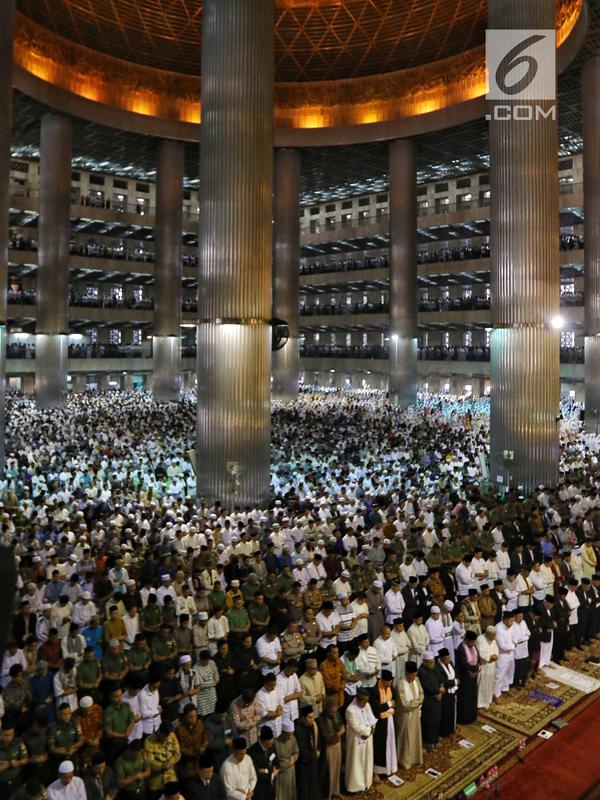 Umat muslim melaksanakan salat Idul Fitri di Masjid Istiqlal, Jakarta, Rabu (5/6/2019). Umat muslim Indonesia merayakan Hari Raya Idul Fitri 1 Syawal 1440 Hijriah pada hari Rabu, 5 Juni 2019. (Liputan6.com/JohanTallo)