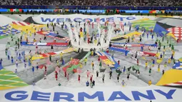 Sejumlah penari tampil dalam upacara pembukaan Euro 2024 yang berlangsung di Allianz Arena, Munchen, Jerman, Sabtu (15/06/2024) WIB. (AP Photo/Sergei Grits)