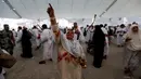 Jemaah haji melempar jumrah saat ibadah haji di Mina, Arab Saudi (12/09).  Ritual melempar jumrah tidak diperbolehkan mulai pukul 06.00 hingga pukul 10.30 waktu Arab Saudi. (REUTERS/Ahmed Jadallah)