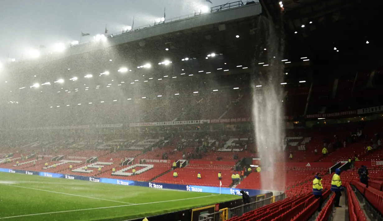 Manchester United mengalami malam yang buruk setelah ditaklukkan Arsenal pada lanjutan Liga Inggris di Stadion Old Trafford Minggu (12/5/2024). (AP Photo/Dave Thompson)