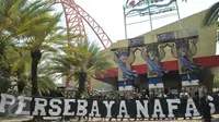 Bonek 1927, suporter klub sepak bola Persebaya Surabaya, membentangkan spanduk dukungan saat berlangsungnya KLB PSSI di Ancol, Jakarta, Rabu (3/8). Para Bonek menuntut tim kesayangannya untuk bisa tampil dikompetisi resmi. (Liputan6.com/Gempur M Suray)