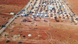 Sebanyak 120 anak-anak yang tinggal di tenda-tenda pengungsian di Suriah berkumpul dan menggelar pesta olahraga yang mereka namakan Olimpiade Tenda 2020. (Foto:AFP/Omar Haj Kadour)