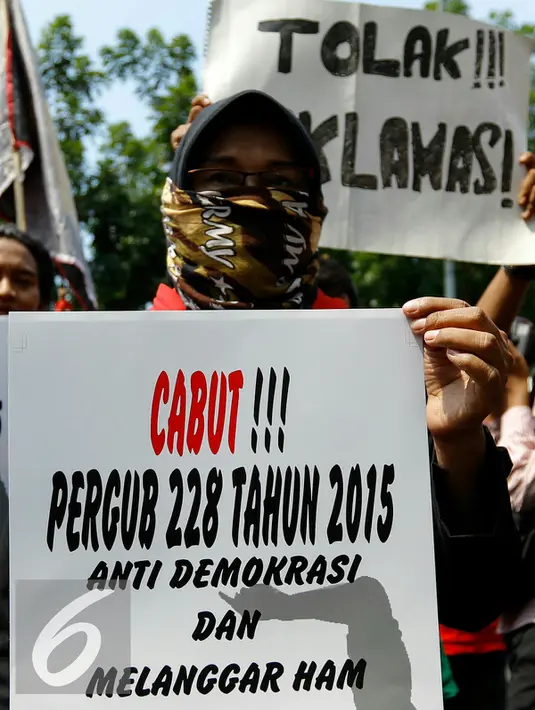 Pengunjuk rasa membawa poster saat melakukan aksi menolak Pergub 228 tahun 2015, Jakarta, Senin (9/11/2015). Pergub No. 228 tahun 2015 mengatur pelaksanaan penyampaian pendapat di muka umum yang disahkan pada 28 Oktober 2015. (Liputan6.com/Yoppy Renato)