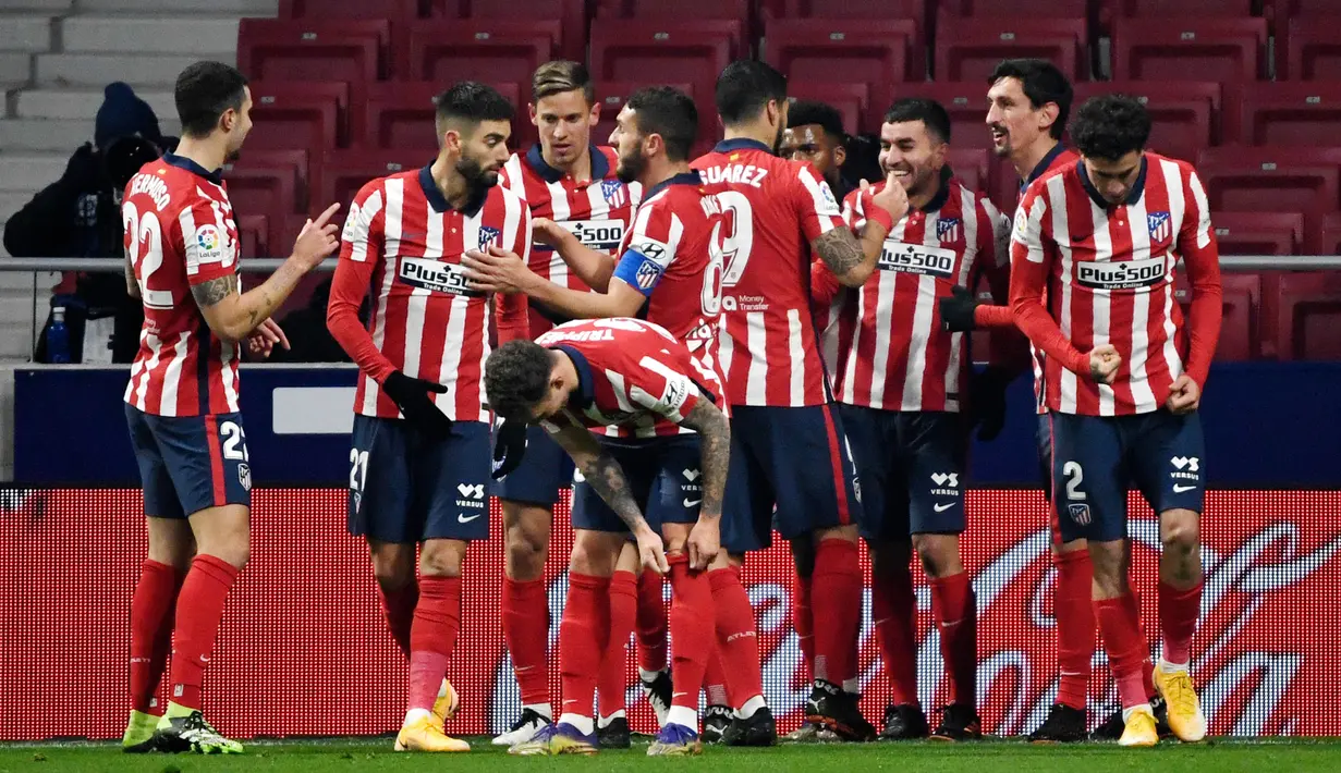 Para pemain Atletico Madrid merayakan gol yang dicetak oleh Angel Correa ke gawang Sevilla pada laga Liga Spanyol di Stadion Wanda Metropolitano, Selasa (12/1/2021). Atletico Madrid menang dengan skor 2-0. (AFP/Pierre-Philippe Marcou)