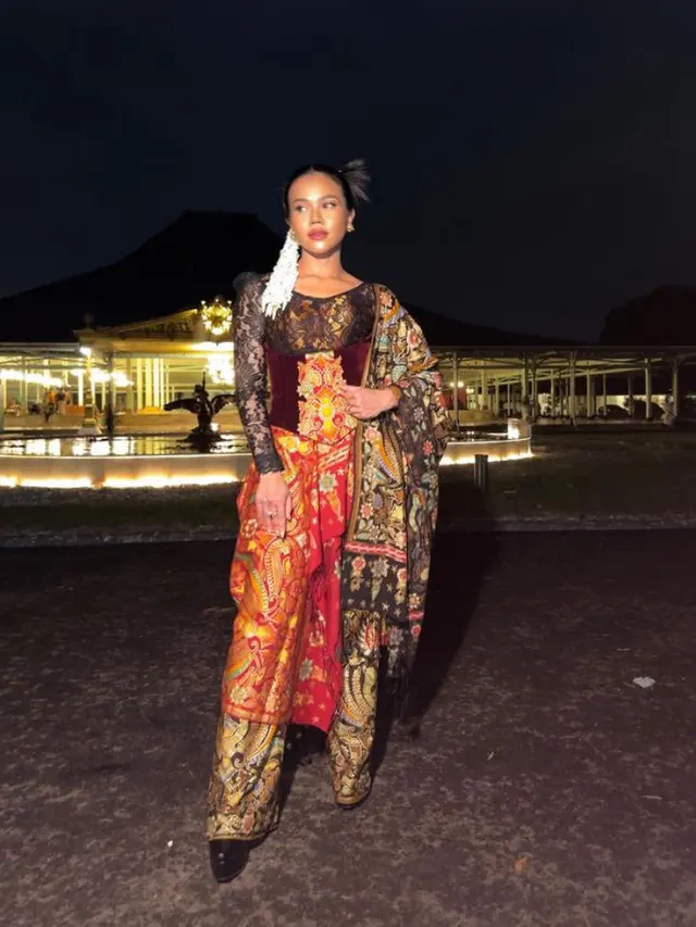 Artis Indonesia yang Senang Pakai Kebaya