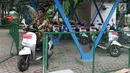 Petugas bersiap mencoba motor listrik di sekitar halaman Monumen Nasional, Jakarta, Kamis (13/12). 20 unit motor listrik merek Viar Q1 siap menjadi kendaraan operasional petugas di Kawasan Monas Jakarta. (Liputan6.com/Helmi Fithriansyah)