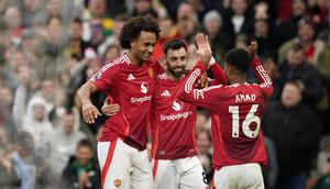 Amad Diallo (kanan) merayakan gol yang dicetak Joshua Zirkzee saat MU mengalahkan Everton pada lanjutan Liga Inggris 2024/2025 di Old Trafford, Minggu (1/1/2024) malam WIB. (AP Photo/Dave Thompson)