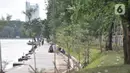 Aktivitas pekerja saat menyelesaikan proyek revitalisasi Taman Danau Sunter, Jakarta, Senin (9/3/2020). Revitalisasi ini untuk mengubah lahan kosong sekitar Danau Sunter menjadi area pembibitan tanaman, taman interaktif warga, dan destinasi wisata air terpadu. (merdeka.com/Iqbal Nugroho)