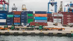 Suasana aktivitas bongkar muat peti kemas di Pelabuhan Tanjung Priok, Jakarta Utara, Kamis (21/1/2021). Bank Indonesia (BI) kembali mempertahankan tingkat suku bunga acuan atau BI 7-day Reverse Repo Rate sebesar 3,75 persen. (Liputan6.com/Faizal Fanani)