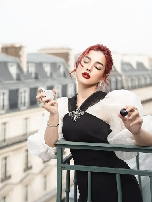 Rambut merahnya di high-bun ke atas dengan menyisakan beberapa helai sebagai poni. Dress yang dikenakan Tasya Farasya memiliki aksen halter-neck dan lengan balon sesiku. [Foto: Instagram/tasyafarasya]