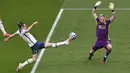 Penyerang Tottenham Hotspur, Gareth Bale saat mencetak gol ke gawang Sheffield United pada pertandingan Liga Inggris di Stadion Tottenham Hotspur di London, Senin (3/5/2021). Bale mencetak tiga gol di pertandingan ini dan mengantar Tottenham menang 4-0. (Justin Setterfield / Pool via AP)