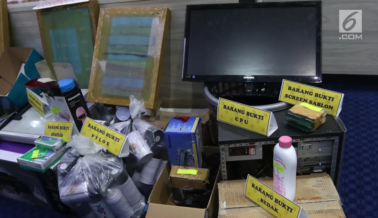 Barang bukti kasus peredaran uang palsu yang berhasil diamankan di Dirtipideksus Bareskirm Polri, Jakarta, Jumat (16/3). Petugas menyita uang palsu siap edar, alat sablon, printer, pemotong kertas, laminating, dan komputer. (Liputan6.com/Arya Manggala)