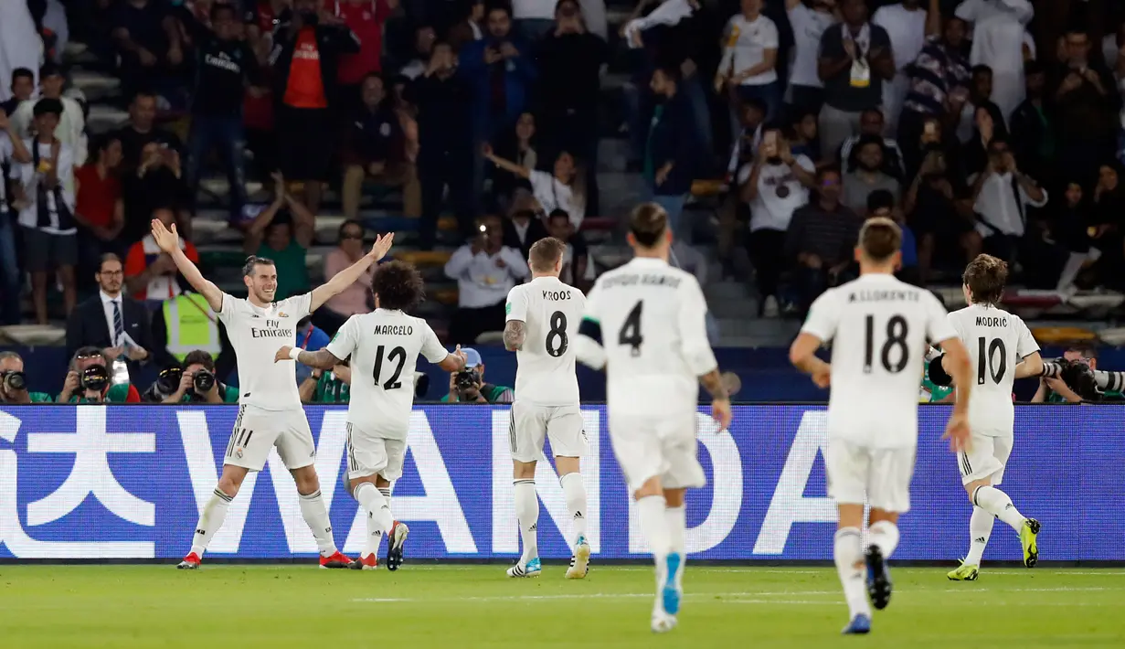 Gelandang Real Madrid, Gareth Bale (kiri) berselebrasi usai mencetak hattrick saat melawan Kashima Antlers di semifinal Piala Dunia Antarklub 2018 di stadion Zayed Sports City, Uni Emirat Arab (19/12). Madrid menang 3-1. (AP Photo/Hassan Ammar)