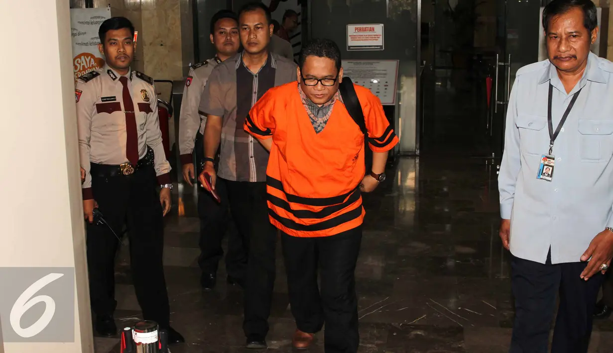 Mantan calon Bupati Lebak 2013-2018 Amir Hamzah ditahan, usai menjalani pemeriksaan di KPK, Jakarta, Selasa (18/8/2015). Amir ditahan karena diduga menyuap mantan Ketua MK Akil Mochtar Rp. 1 M dalam sengketa Pilkada Lebak 2013. (Liputan6.com/Helmi Afandi)