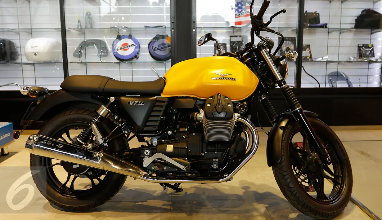 Sepeda motor Moto Guzzi V7 Stone saat dipamerkan di kawasan Bintaro, Jakarta Selatan, (21/01). Motor ini nantinya akan menempuk jarak 350 km dalam ajang Indonesia Moto Adventure (IMA 2016). (Liputan6.com/Fery Pradolo)