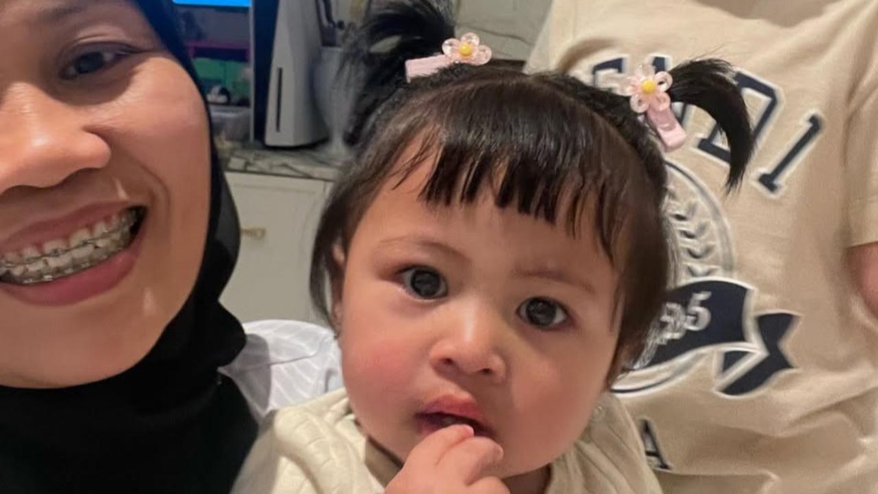 Ketika 'Jenderal' Rini Sudah Beri Instruksi, Baby Lily Auto Sigap Ikuti Perintah Duduk dengan Benar