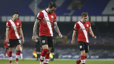 Striker Southampton, Danny Ings (tengah) dan rekan setim berjalan tertunduk usai berakhirnya laga lanjutan Liga Inggris 2020/21 pekan ke-26 melawan Everton di Goodison Park, Liverpool, Senin (1/3/2021). Southampton kalah 0-1 dari Everton. (AP/Clive Brunskill/Pool)