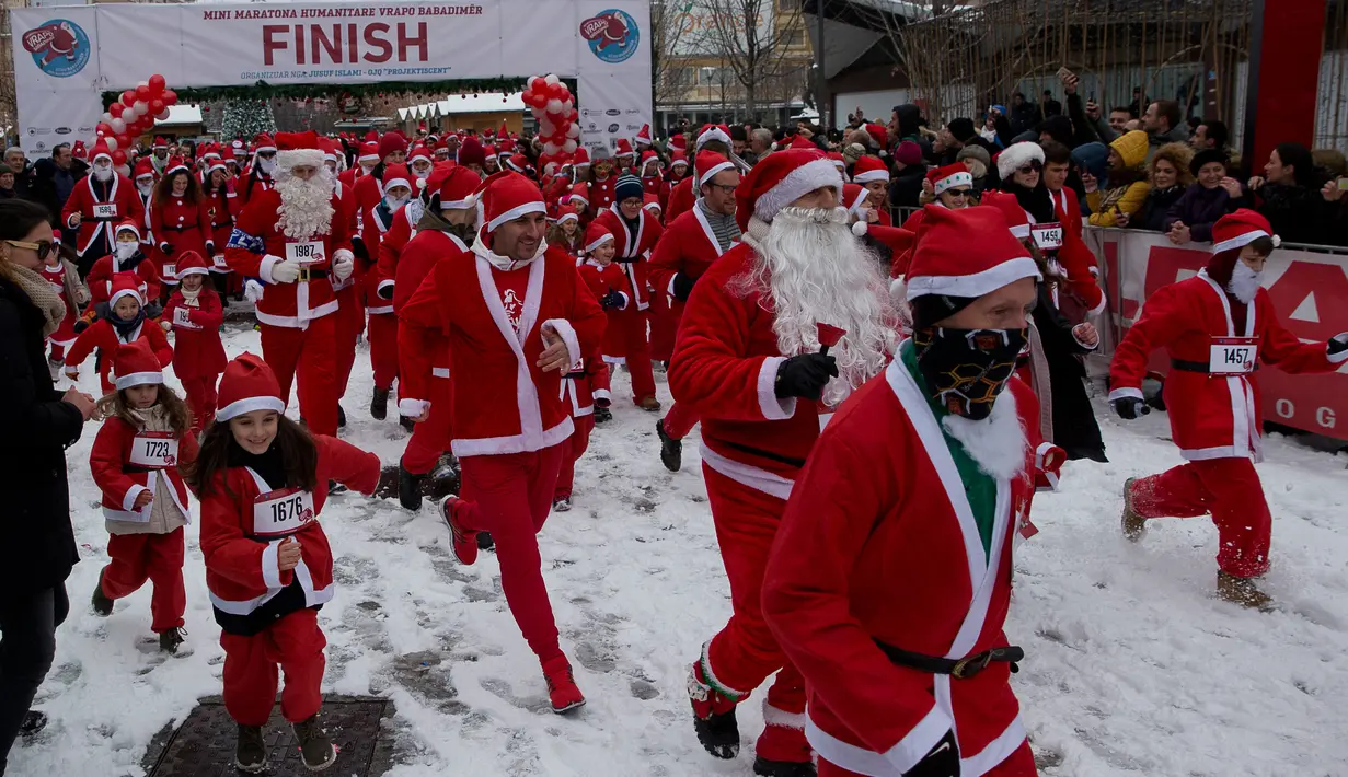 Orang-orang berpakaian seperti Sinterklas mengambil bagian dalam Santa Claus Run di Pristina, Kosovo, Minggu (16/12). Ratusan pelari berpartisipasi dalam lomba lari amal untuk menggalang dana bagi keluarga yang membutuhkan di Kosovo. (AP/Visar Kryeziu)