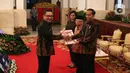 Presiden Jokowi didampingi Wakil Presiden Ma'ruf Amin dan Menkeu Sri Mulyani menyerahkan Daftar Isian Pelaksanaan Anggaran (DIPA) dan Daftar Alokasi Transfer Daerah serta Dana Desa Tahun 2020 kepada Gubernur Jawa Barat Ridwan Kamil di Istana Negara, Kamis (14/11/2019). (Liputan6.com/Angga Yuniar)