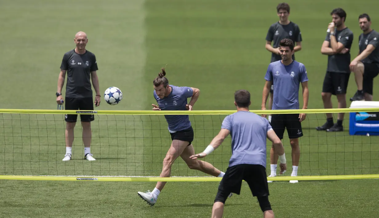 Pemain Real Madrid, Gareth Bale, saat mengikuti sesi latihan jelang laga final Liga Champions di Madrid, Spanyol (30/05/3017). Di laga final nanti Real Madrid akan berhadapan dengan Juventus. (AP/Paul White) 