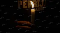 Suporter Persija, The Jakmania, melakukan aksi tabur bunga dan menyalakan lilin mengenang anggotnya Muhammad Fahreza, yang meninggal diduga akibat kekerasan di SUGBK, Jakarta, Senin (16/5/2016). (Bola.com/Vitalis Yogi Trisna)