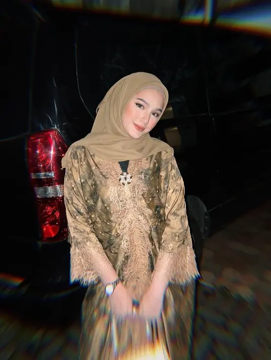 Jika di hari pertama Yasmine mengenakan pakaian berwarna putih, hari kedua dia tampil memakai pakaian serba hijau lengkap dengan hijab