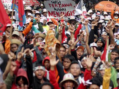 Ribuan orang yang tergabung dalam Front Nelayan Bersatu menggelar aksi unjuk rasa di depan kantor Kementerian Kelautan dan Perikanan (KKP), Jakarta, Kamis (26/2/2015). (Liputan6.com/Faizal Fanani)