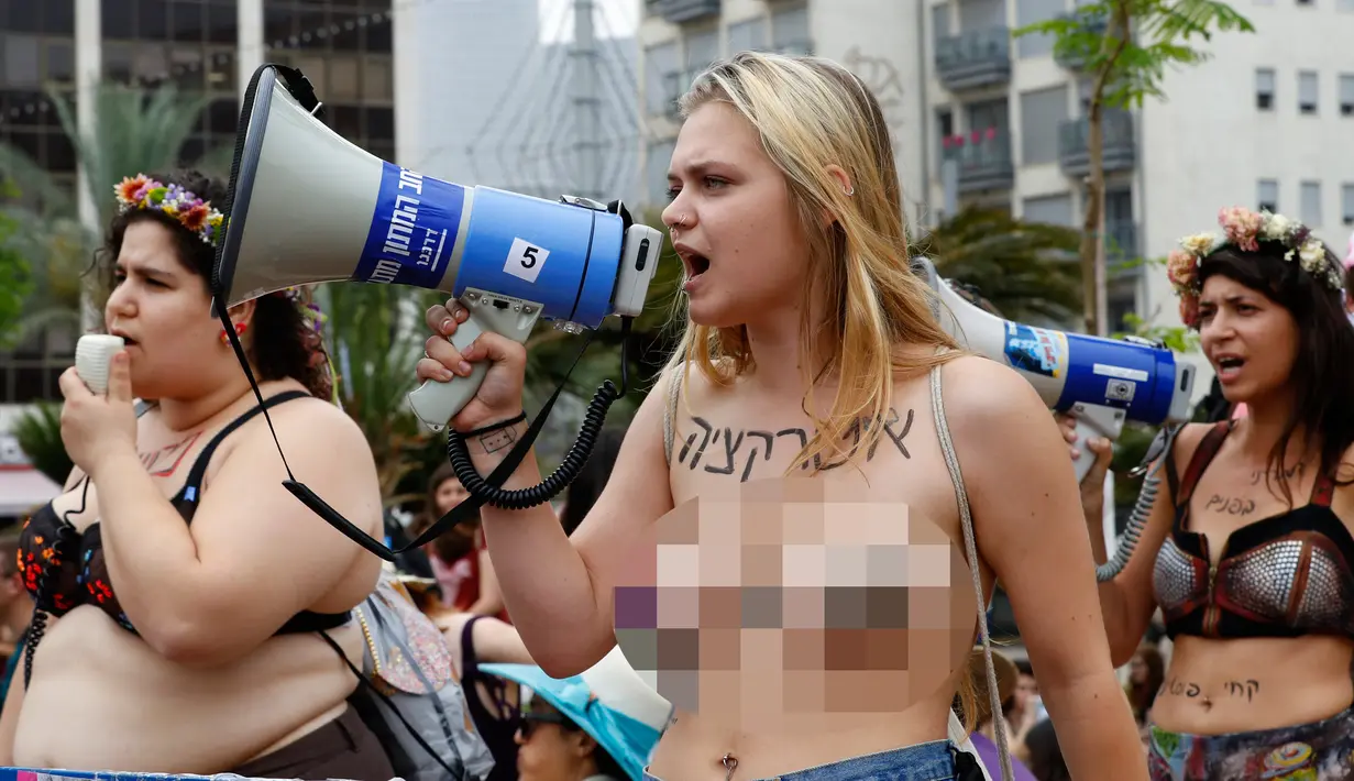 Seorang wanita peserta pawai "SlutWalk" tahunan berorasi di kota pantai Mediterania Israel Tel Aviv (4/5). Mereka memprotes budaya pemerkosaan dan pelecehan seksual yang ditujukan pada wanita. (AFP Photo/Jack Guez)