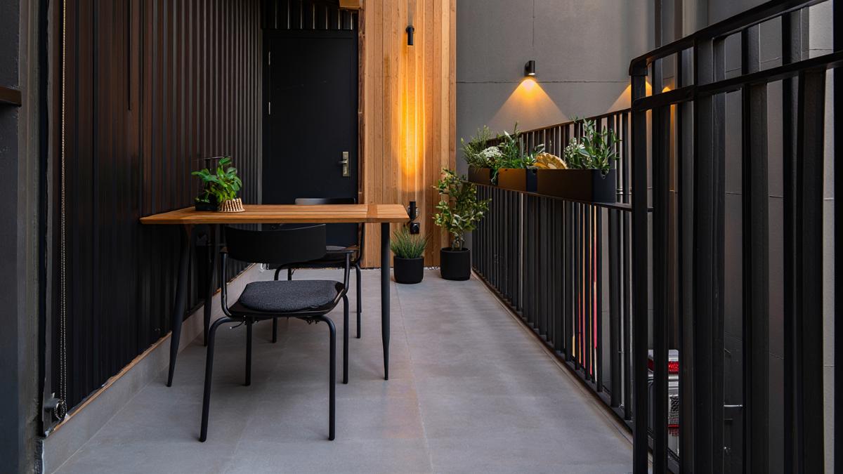 7 Desain Teras Kecil tapi Homy dengan Bantal Lembut untuk Kumpul Keluarga Kecil