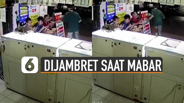 Nasib apes dialami oleh bocah laki-laki ini ketika sedang bermain ponsel bersama temannya tiba-tiba dijambret.