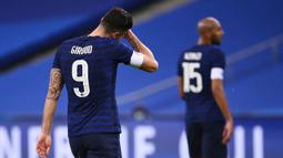 Striker Prancis, Olivier Giroud, tampak kecewa usai ditaklukkan Finlandia pada laga uji coba di Stadion Stade de France, Rabu (11/11/2020). Prancis takluk dengan skor 0-2. (AFP/Franck Fife)