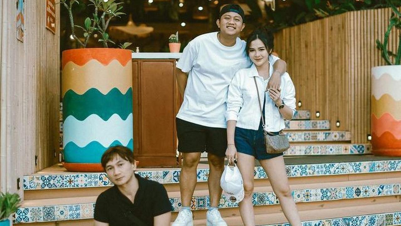 Sejumlah rekan artis juga turut menyampaikan selamat buat Denny Caknan dan istri