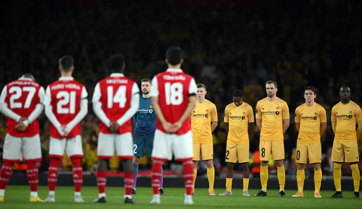 Pemain Arsenal dan Bodoe/Glimt mengheningkan cipta selama satu menit untuk mengenang korban tragedi Kanjuruhan sebelum pertandingan sepak bola Grup A Liga Europa di Arsenal Stadium, London, Inggris, 6 Oktober 2022. (Daniel LEAL/AFP)