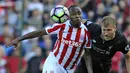 Pemain Stoke City, Saido Berahino (kiri) berduel dengan pemain Liverpool, Ragnar Klavan pada laga Premier League pekan ke-32 di Britannia Stadium, Stoke, (8/4/2017). Liverpool menang 2-1. (AP/Rui Vieira)