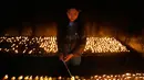 Seorang umat Buddha Nepal menyalakan lilin saat perayaan Buddha Jayanti atau Buddha purnima di stupa Boudhanath, Kathmandu, Nepal (30/4). (AP/Niranjan Shrestha)